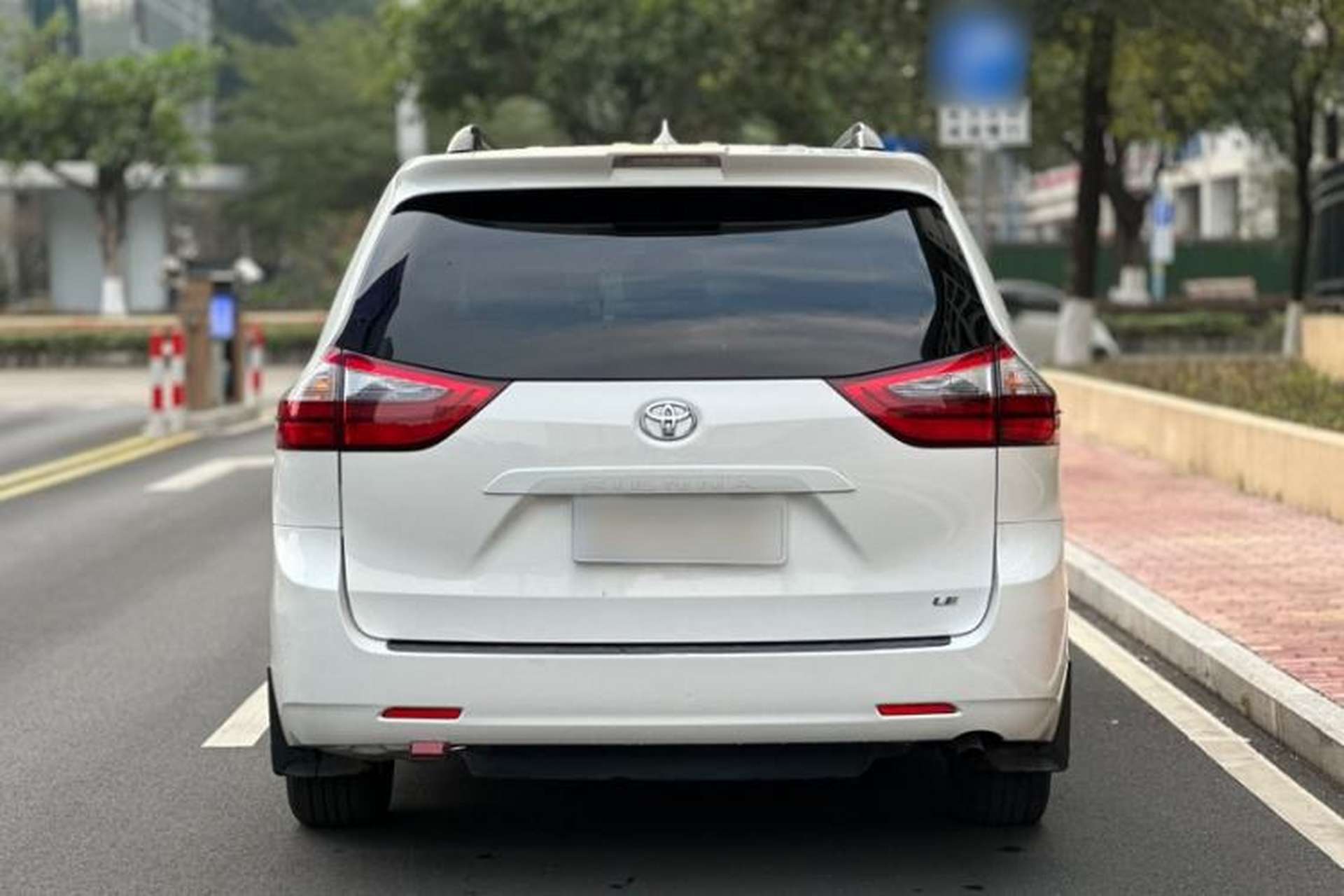 Used Toyota SIENNA 2019 3.5L Two-Wheel Drive LE Trim 7 Seats U.S. Specification Exterior 2