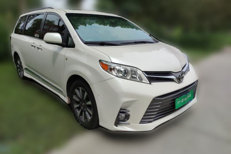 Used Toyota SIENNA  Front Right 45 Deg