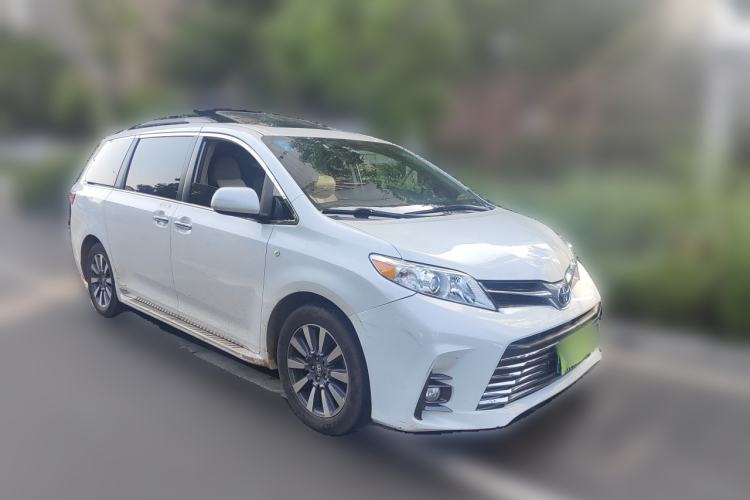 Used Toyota SIENNA  Front Right 45 Deg