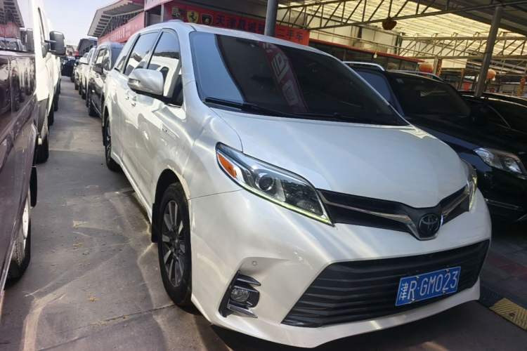 Used Toyota SIENNA  Front Right 45 Deg