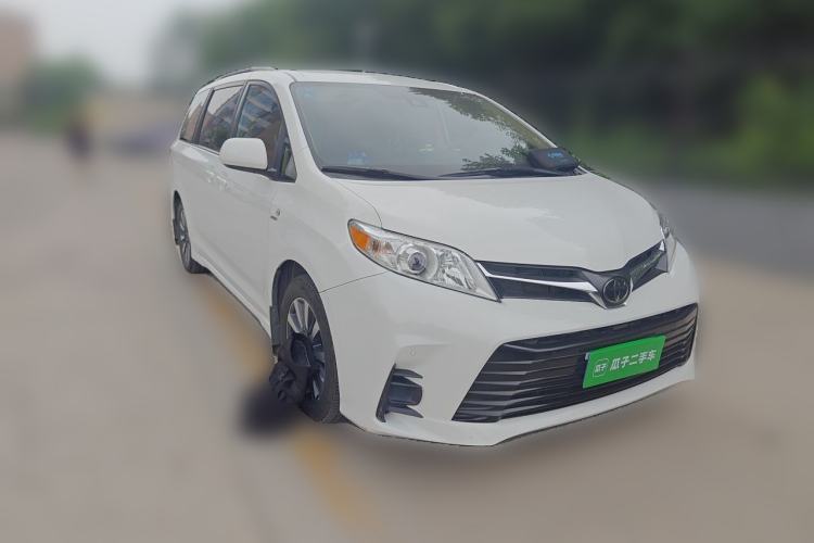 Used Toyota SIENNA  Front Right 45 Deg