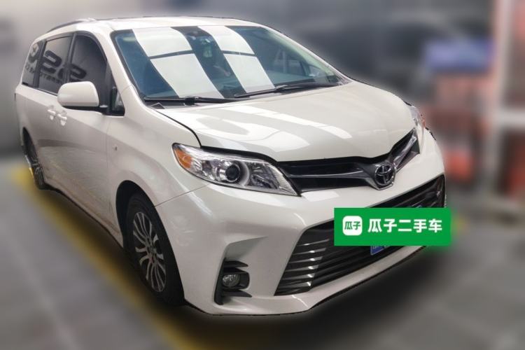 Used Toyota SIENNA 2019 3.5L Two-Wheel Drive LE Trim 7 Seats U.S. Specification Front Right 45 Deg