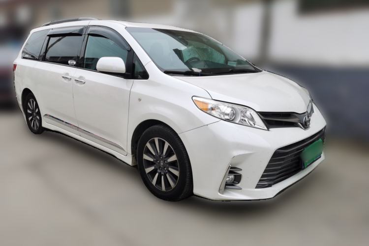 Used Toyota SIENNA  Front Right 45 Deg