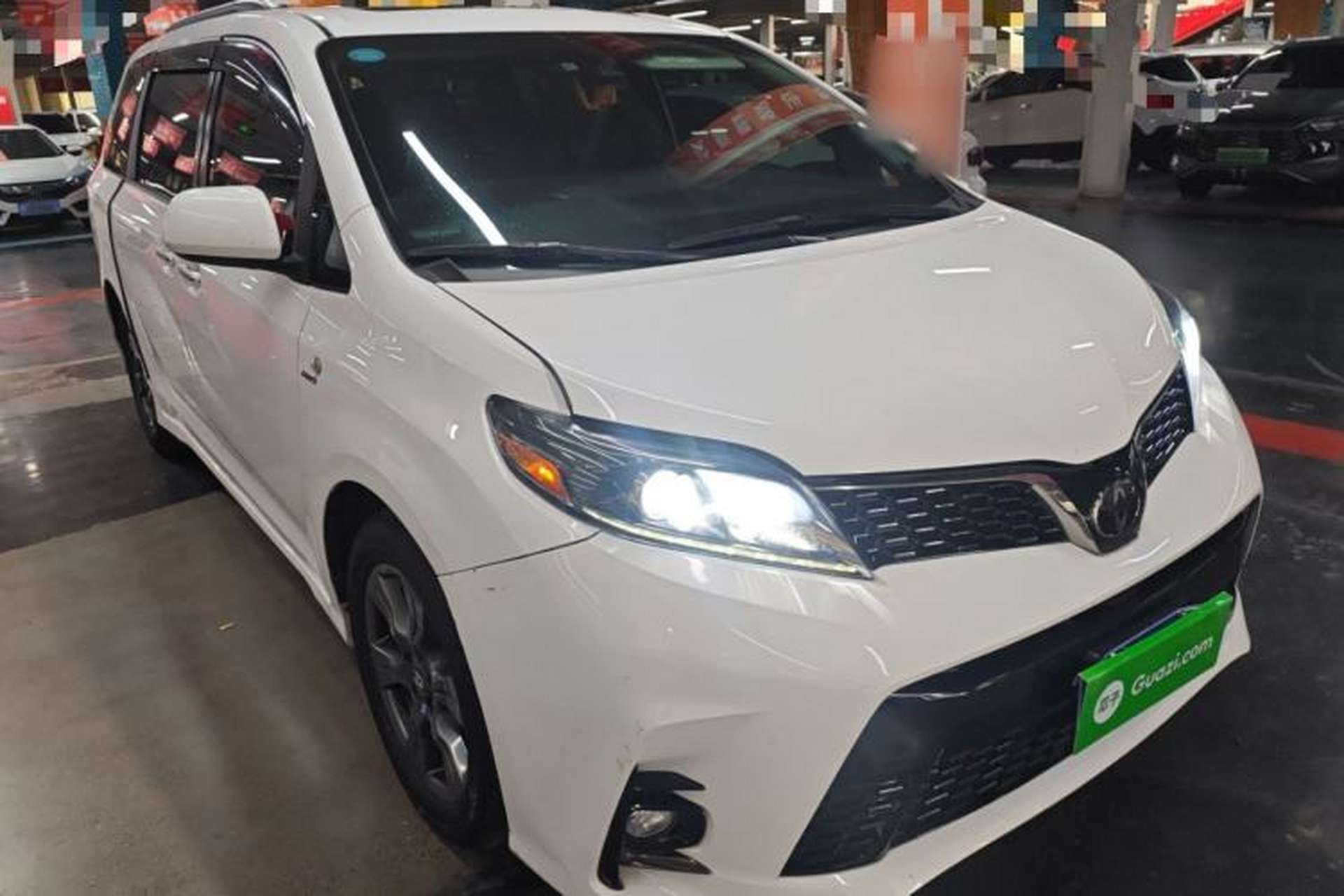 Used Toyota SIENNA 2019 3.5L Two-Wheel Drive LE Trim 7 Seats U.S. Specification Front Right 45 Deg