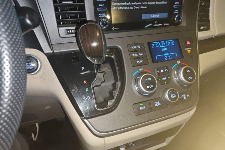 Used Toyota SIENNA 2019 3.5L Two-Wheel Drive XLE 7 Seats U.S. Specification Gear Lever