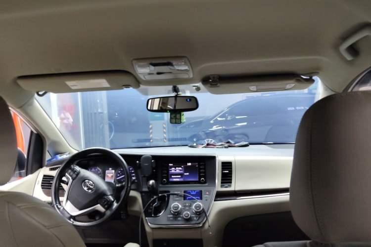 Used Toyota SIENNA 2019 3.5L Two-Wheel Drive LE Trim 7 Seats U.S. Specification Headliner
