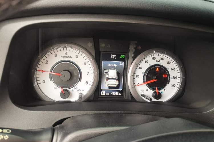 Used Toyota SIENNA 2019 3.5L Four-Wheel Drive SE Version 7-Seater – Canadian Edition Instrument Cluster