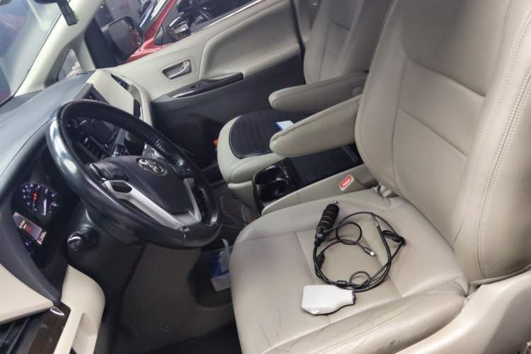 Used Toyota SIENNA 2019 3.5L Two-Wheel Drive LE Trim 7 Seats U.S. Specification Left Front Seat