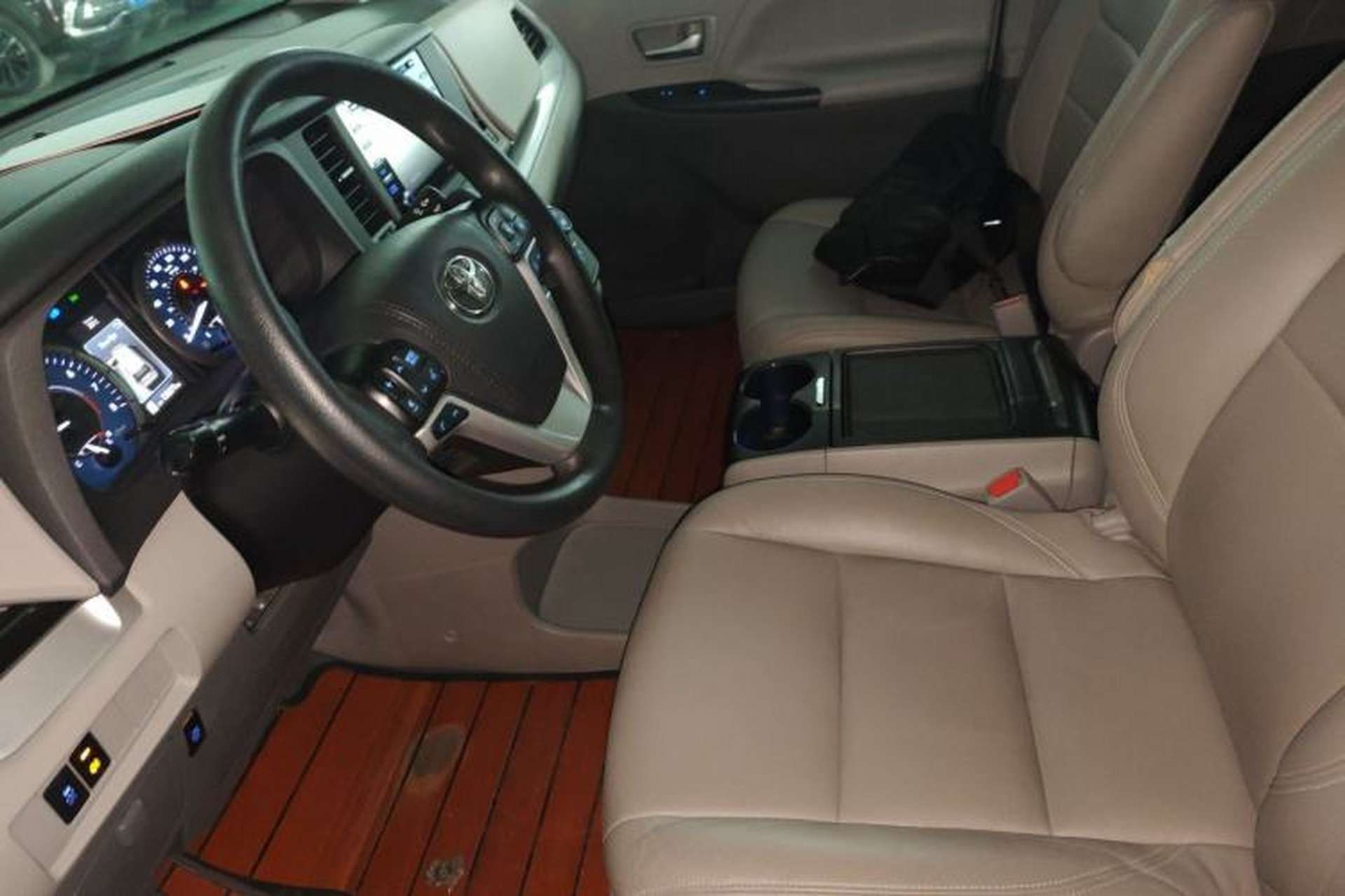 Used Toyota SIENNA 2019 3.5L Two-Wheel Drive LE Trim 7 Seats U.S. Specification Left Front Seat