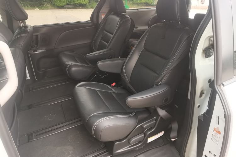 Used Toyota SIENNA 2019 3.5L Four-Wheel Drive SE Version 7-Seater – Canadian Edition Left Rear Seat