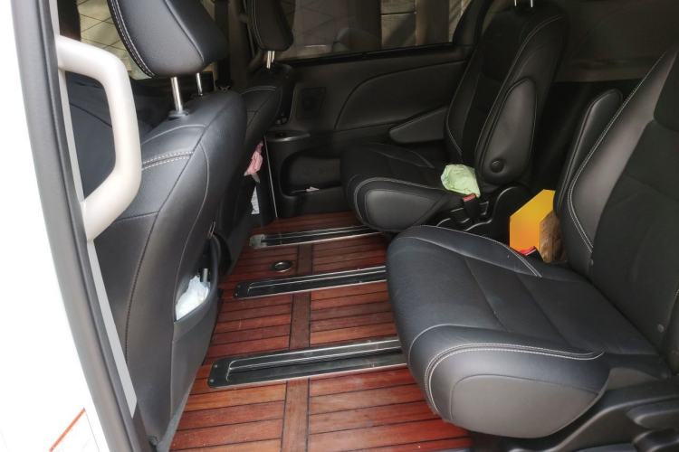 Used Toyota SIENNA 2019 3.5L Four-Wheel Drive Limited 7-Seater Canadian Version Left Rear Seat