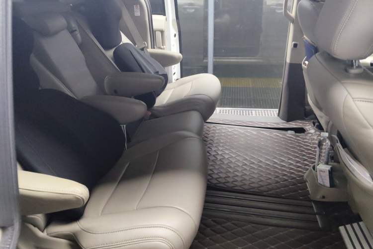 Used Toyota SIENNA 2019 3.5L Two-Wheel Drive LE Trim 7 Seats U.S. Specification Left Rear Seat
