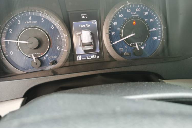 Used Toyota SIENNA  Odometer Close Up