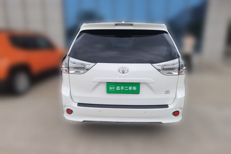 Used Toyota SIENNA 2019 3.5L Four-Wheel Drive SE Version 7-Seater – Canadian Edition Rear