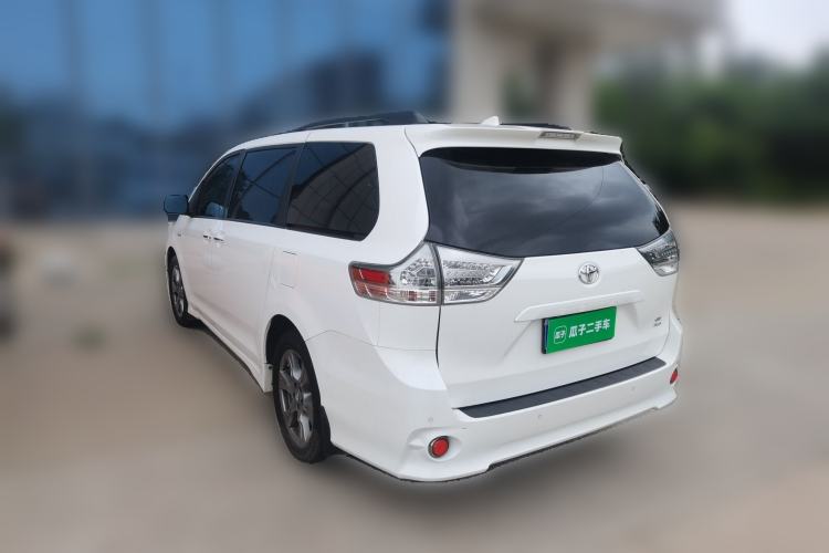 Used Toyota SIENNA 2019 3.5L Four-Wheel Drive SE Version 7-Seater – Canadian Edition Rear Left 45 Deg