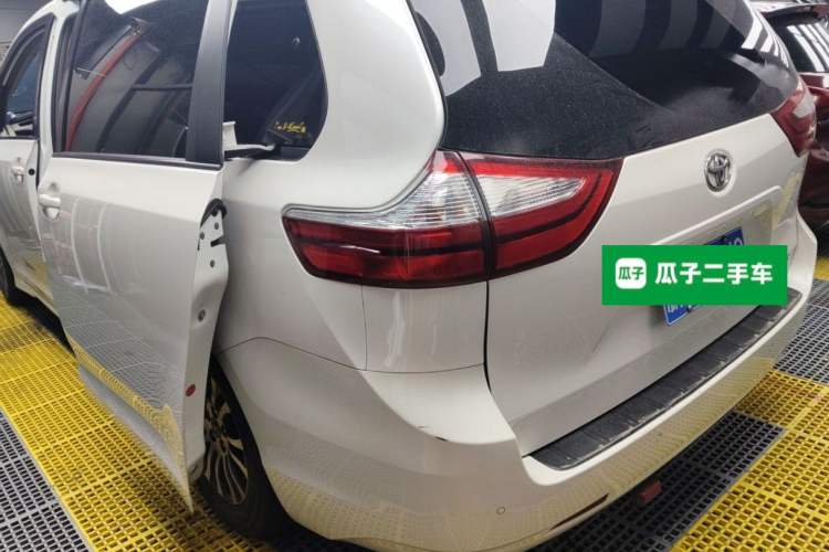 Used Toyota SIENNA 2019 3.5L Two-Wheel Drive LE Trim 7 Seats U.S. Specification Rear Left 45 Deg