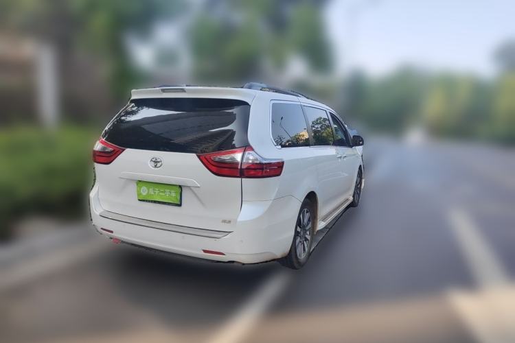 Used Toyota SIENNA  Rear Right 45 Deg
