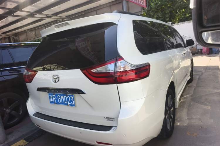 Used Toyota SIENNA  Rear Right 45 Deg