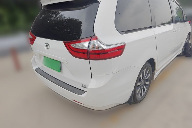 Used Toyota SIENNA  Rear Right 45 Deg