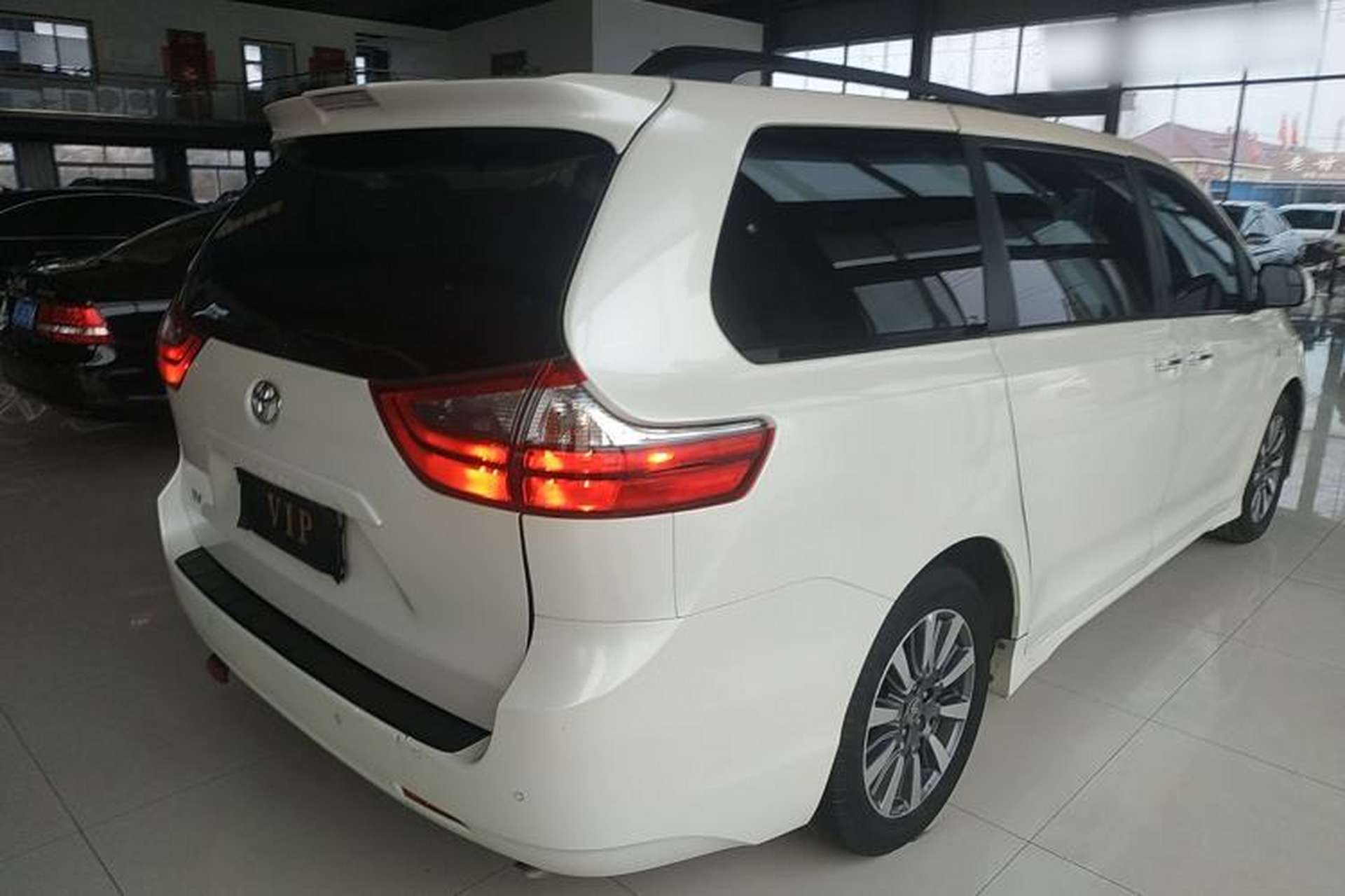 Used Toyota SIENNA 2019 3.5L Two-Wheel Drive LE Trim 7 Seats U.S. Specification Rear Right 45 Deg