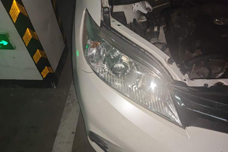 Used Toyota SIENNA 2019 3.5L Two-Wheel Drive XLE 7 Seats U.S. Specification Right Front Headlight