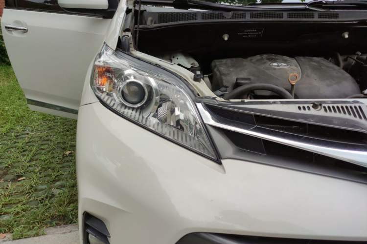 Used Toyota SIENNA  Right Front Headlight