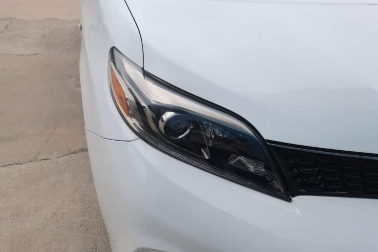 Used Toyota SIENNA 2019 3.5L Four-Wheel Drive SE Version 7-Seater – Canadian Edition Right Front Headlight