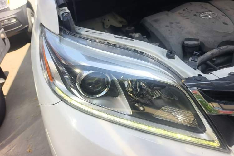 Used Toyota SIENNA  Right Front Headlight