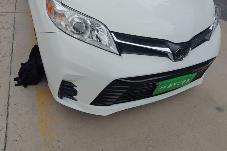 Used Toyota SIENNA  Right Front Headlight