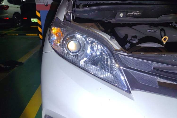 Used Toyota SIENNA  Right Front Headlight