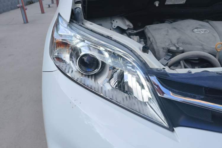 Used Toyota SIENNA  Right Front Headlight