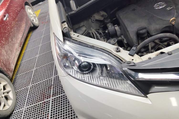 Used Toyota SIENNA 2019 3.5L Two-Wheel Drive LE Trim 7 Seats U.S. Specification Right Front Headlight