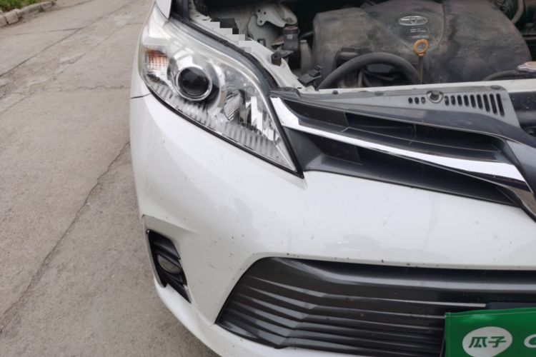 Used Toyota SIENNA  Right Front Headlight