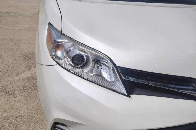 Used Toyota SIENNA  Right Front Headlight