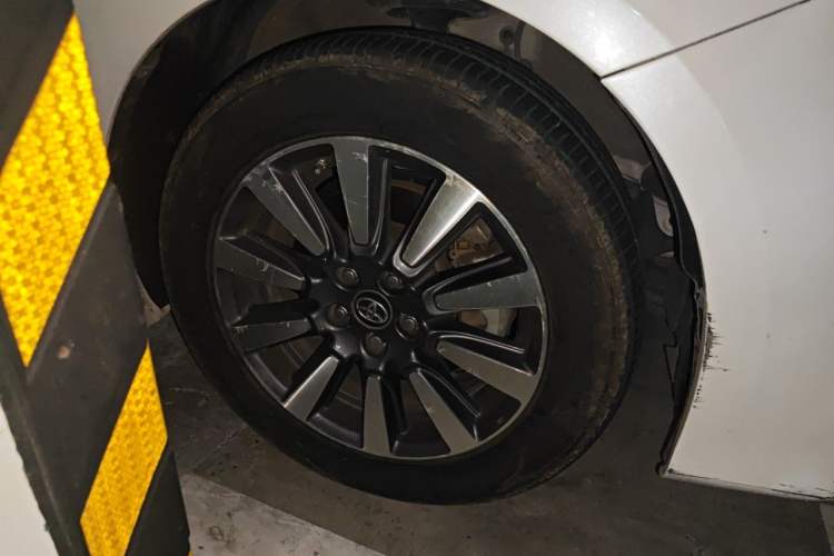 Used Toyota SIENNA 2019 3.5L Two-Wheel Drive XLE 7 Seats U.S. Specification Right Front Wheel Hub