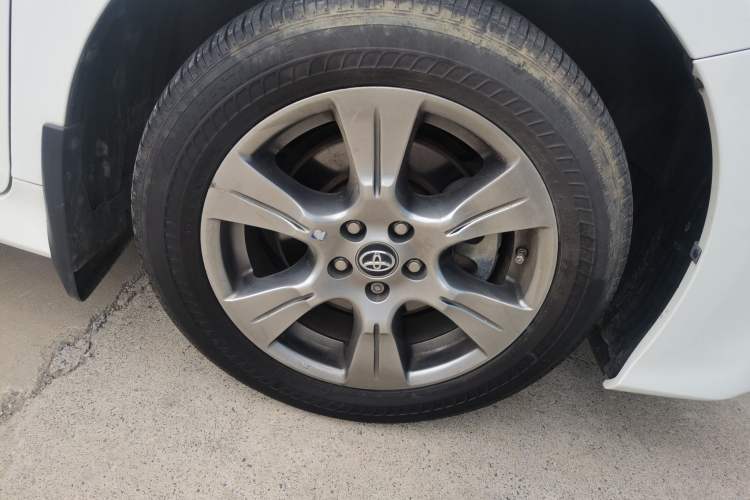 Used Toyota SIENNA 2019 3.5L Four-Wheel Drive SE Version 7-Seater – Canadian Edition Right Front Wheel Hub