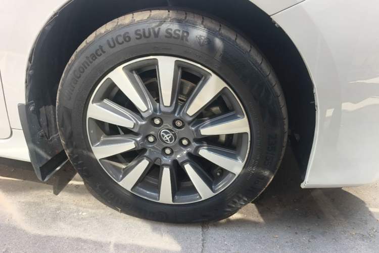 Used Toyota SIENNA  Right Front Wheel Hub