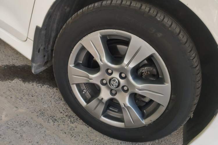 Used Toyota SIENNA 2019 3.5L Four-Wheel Drive Limited 7-Seater Canadian Version Right Front Wheel Hub