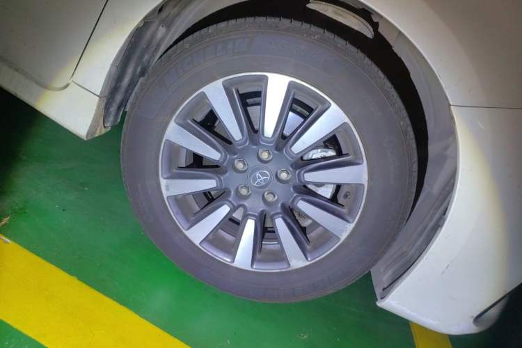 Used Toyota SIENNA  Right Front Wheel Hub
