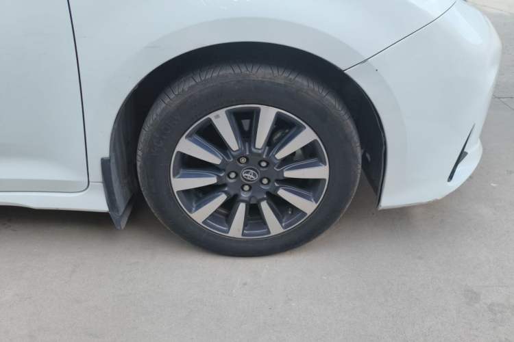 Used Toyota SIENNA  Right Front Wheel Hub