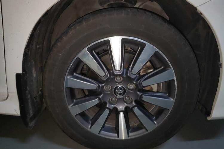 Used Toyota SIENNA  Right Front Wheel Hub