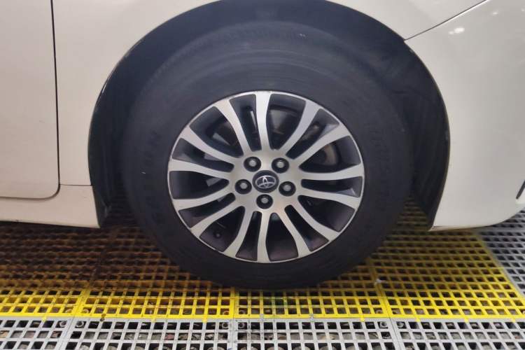Used Toyota SIENNA 2019 3.5L Two-Wheel Drive LE Trim 7 Seats U.S. Specification Right Front Wheel Hub