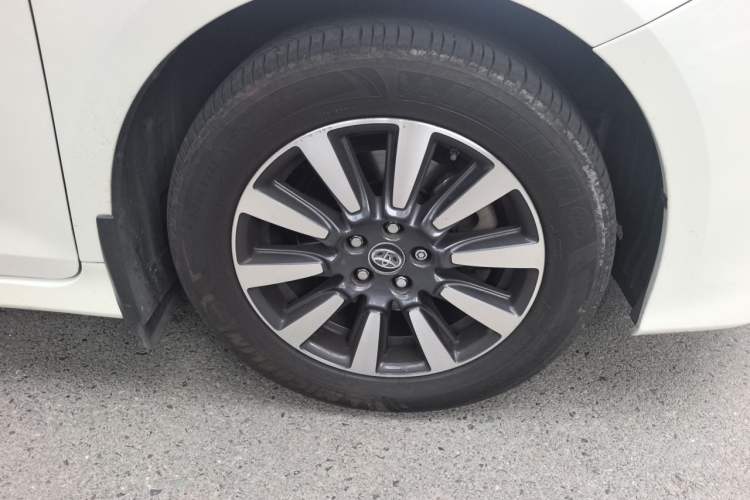 Used Toyota SIENNA  Right Front Wheel Hub