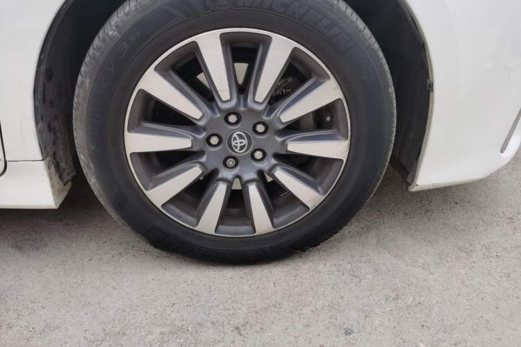 Used Toyota SIENNA  Right Front Wheel Hub