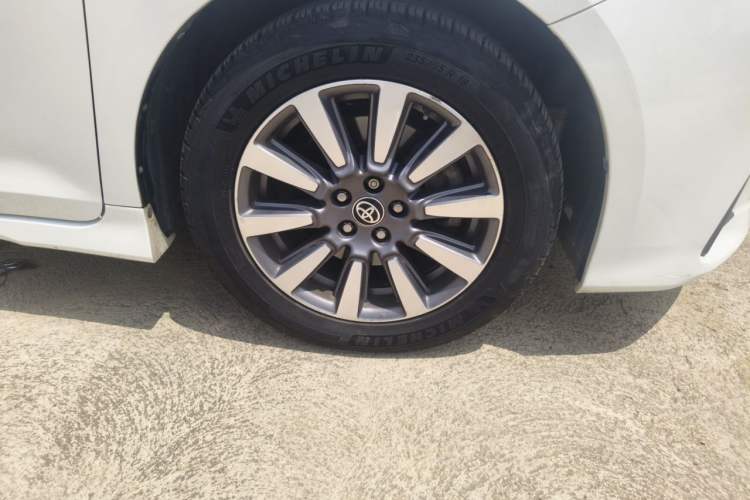 Used Toyota SIENNA  Right Front Wheel Hub