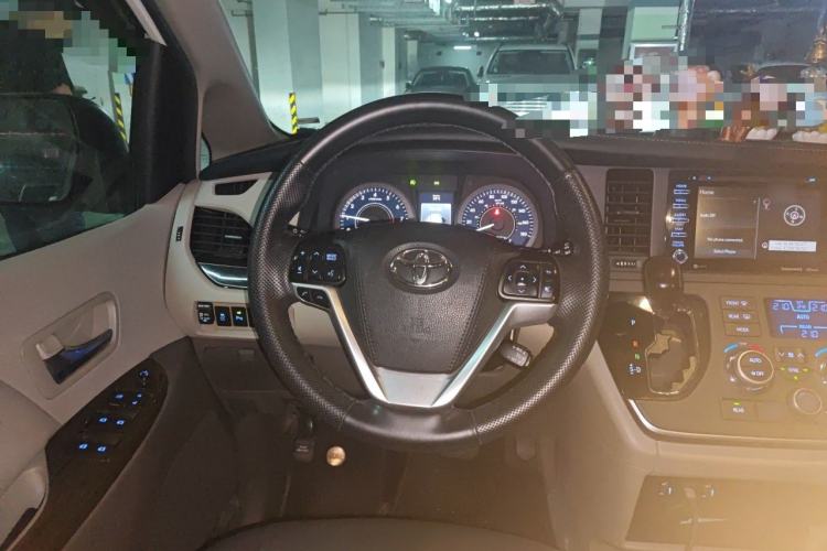 Used Toyota SIENNA 2019 3.5L Two-Wheel Drive XLE 7 Seats U.S. Specification Steering Wheel