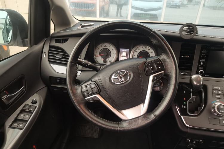 Used Toyota SIENNA 2019 3.5L Four-Wheel Drive SE Version 7-Seater – Canadian Edition Steering Wheel