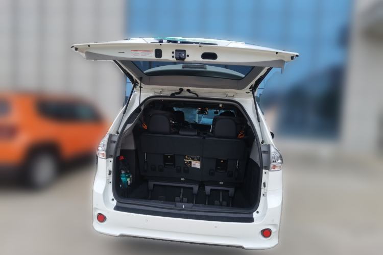 Used Toyota SIENNA 2019 3.5L Four-Wheel Drive SE Version 7-Seater – Canadian Edition Trunk