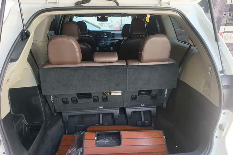Used Toyota SIENNA  Trunk