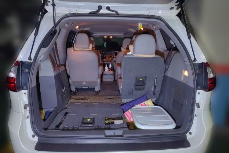 Used Toyota SIENNA  Trunk